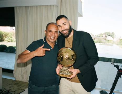 Benzema, reciente ganador del Balón de Oro, posa junto a su agente.