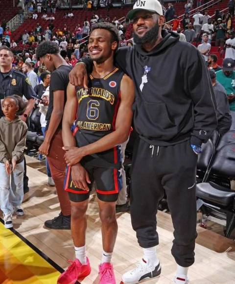 Bronny, el hijo de LeBron James de 18 años que sufrió un paro cardíaco durante un entrenamiento