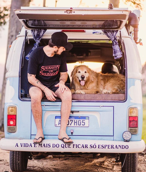 Muere influencer que recorrió el continente americano junto a su perro Shurastey