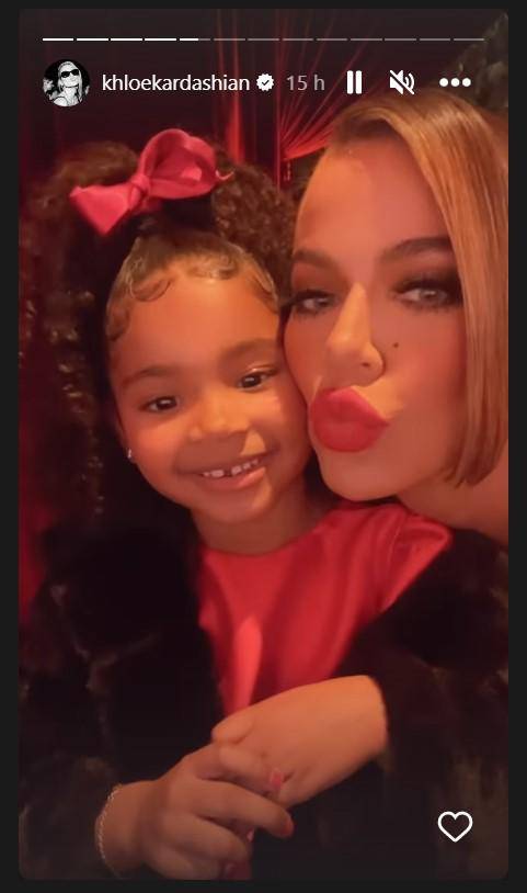 Khloé y su hija True lucieron hermosas de rojo.