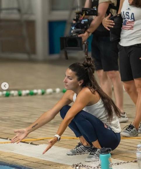 Medallista y arriesgada: Andrea Fuentes, entrenadora española que salvó a nadadora que se desmayó en una piscina