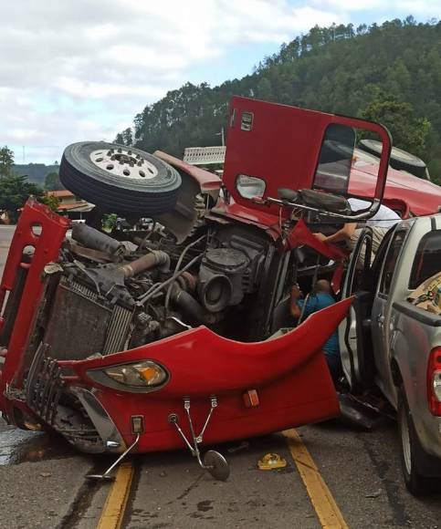 Un conductor atrapado y cuantiosos daños materiales: lo que dejó el accidente en la curva de Taulabé