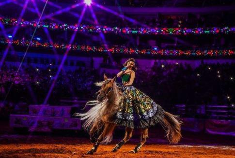 FOTOS: ¿Cuánto cuestan y quién hace los espectaculares vestidos de Ángela Aguilar?