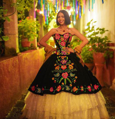 FOTOS: ¿Cuánto cuestan y quién hace los espectaculares vestidos de Ángela Aguilar?