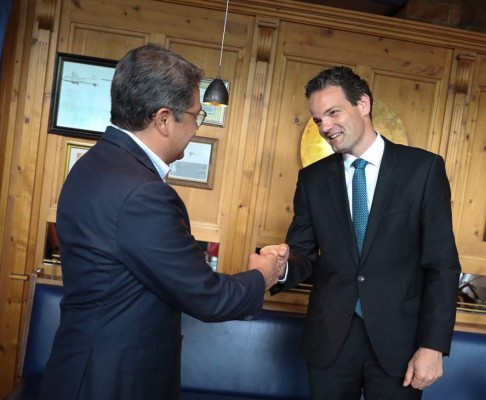 Presidente Hernández visita el aeropuerto de Múnich durante su gira por Alemania (FOTOS)