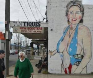 En una primera imagen se puede ver a la demócrata Hillary Clinton con un traje de baño sensual y con los colores de la bandera estadounidense.