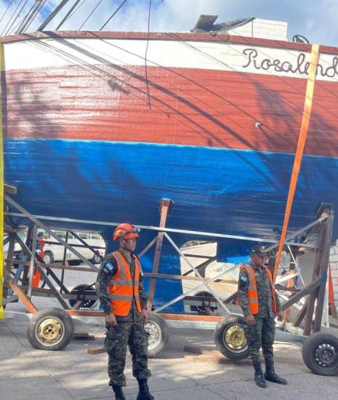 Continúa la odisea de Rosalinda, el velero varado en El Reparto que busca salir al mar