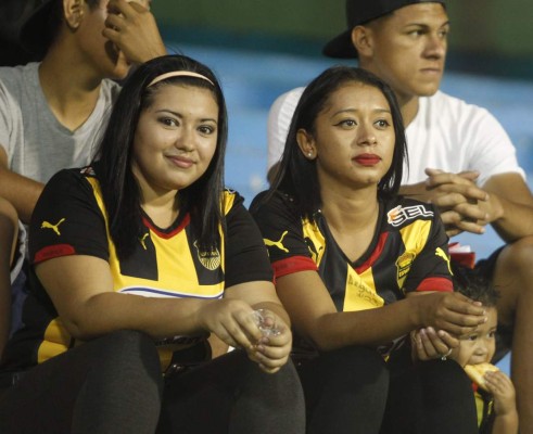 Las aficionadas más guapas en el clásico Real España - Marathón