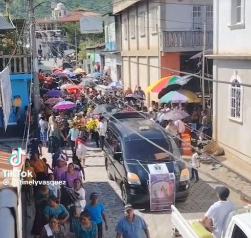 Lágrimas y el cariño de su gente: último adiós a Débora Rebeca, quinceañera electrocutada en Guatemala