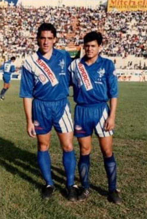 Alvaro Izquierdo junto al icónico César “Nene” Obando vistiendo los colores del Motagua.