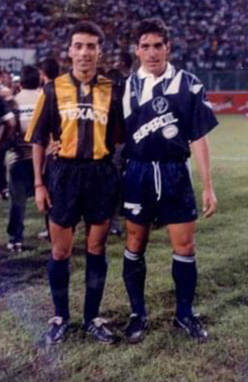 Alvaro Izquierdo guarda con mucho cariño los gratos recuerdos de su estancia por el fútbol hondureño, resaltando sobre todo el respeto con el que fue tratado en los diferentes equipos en que jugó. En la foto aparece junto a su amigo y compatriota, Washington Hernández, ídolo del Real España que justamente viste colores parecidos a los del Peñarol.