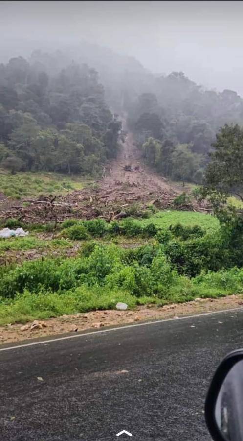 Así lucía el deslizamiento más temprano esta mañana antes de llegar hasta la carretera y ocupar los carriles.