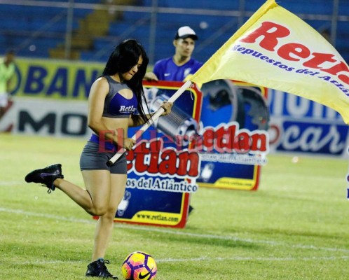 Belleza catracha adorna estadio Morazán durante duelo Real España vs Platense