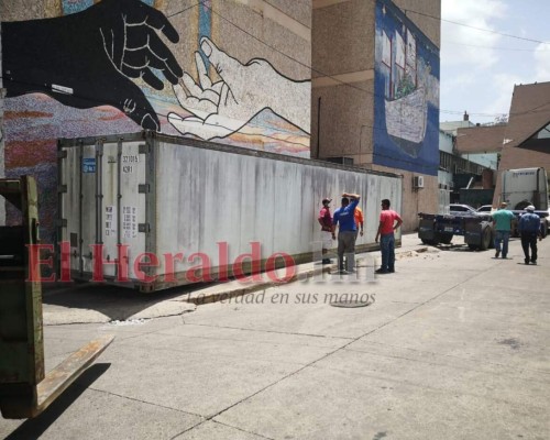 Morgue desbordada y filas de dolientes esperando cadáveres: la realidad de la pandemia en Honduras