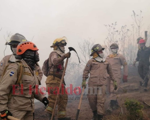 EN FOTOS: Bomberos combaten voraz incendio en El Hatillo