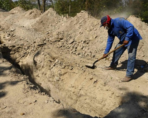 FOTOS: Con tres casos de Covid-19, El Salvador trabaja en excavación de tumbas