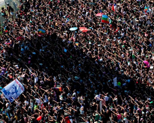 FOTOS: Multitudinaria marcha de chilenas por el Día de la Mujer