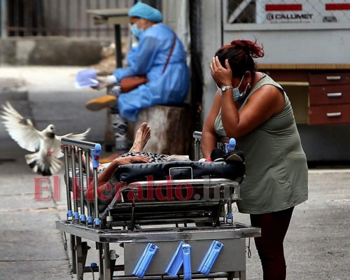 FOTOS: Dramático traslado de una paciente sospechosa de covid-19 en el HE