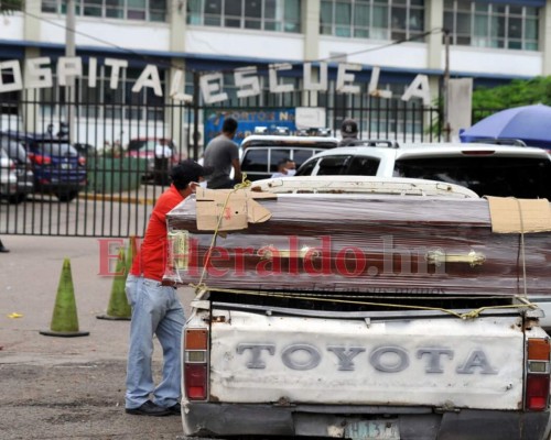 Morgue desbordada y filas de dolientes esperando cadáveres: la realidad de la pandemia en Honduras