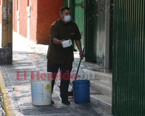 Parcialmente desolada y en labores de limpieza, así luce este sábado la capital