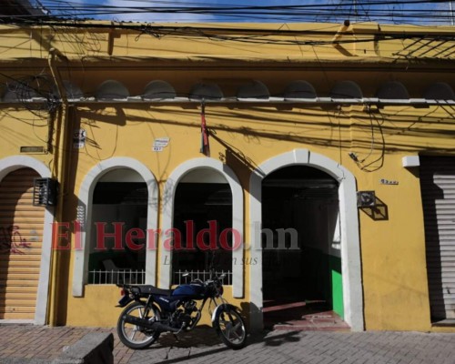 Parcialmente desolada y en labores de limpieza, así luce este sábado la capital