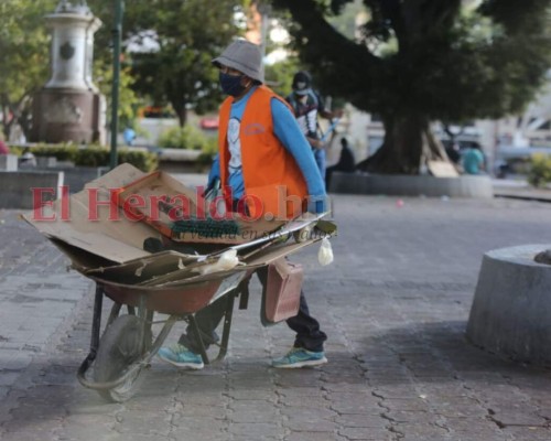 Parcialmente desolada y en labores de limpieza, así luce este sábado la capital