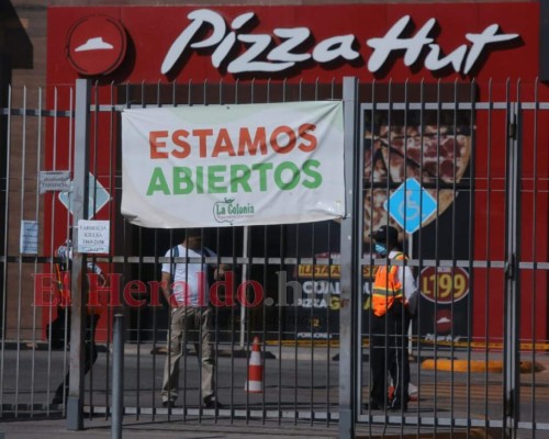 Parcialmente desolada y en labores de limpieza, así luce este sábado la capital