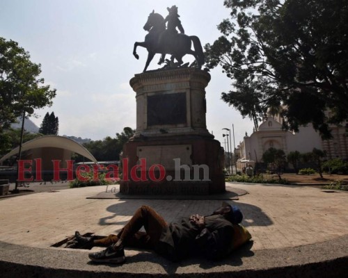 FOTOS: Capitalinos siguen en la calle en pleno toque de queda