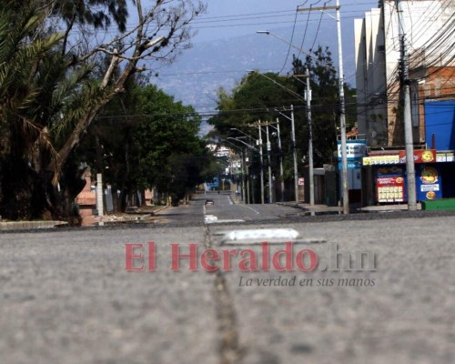 FOTOS: Capitalinos siguen en la calle en pleno toque de queda