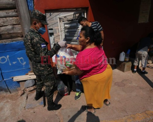 FOTOS: Continúa la entrega de la bolsa solidaria a familias capitalinas