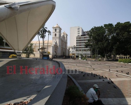 FOTOS: Capitalinos siguen en la calle en pleno toque de queda