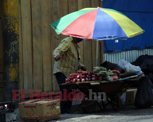 FOTOS: Capitalinos siguen en la calle en pleno toque de queda