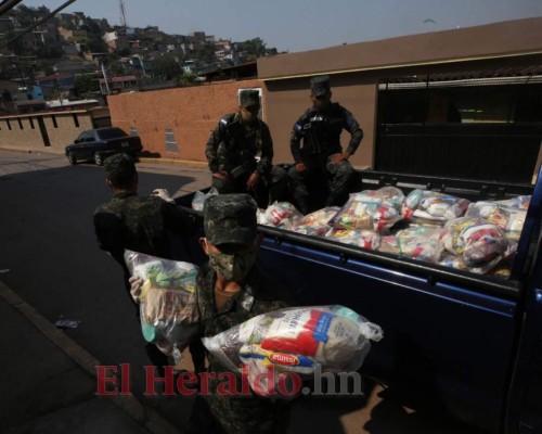 FOTOS: Continúa la entrega de la bolsa solidaria a familias capitalinas