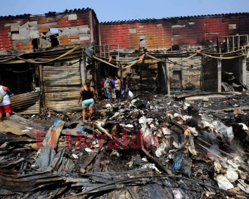 FOTOS: Comerciantes azotados por voraz incendio en mercados