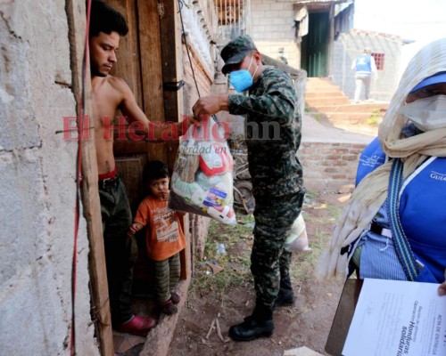 FOTOS: Continúa la entrega de la bolsa solidaria a familias capitalinas