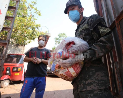 FOTOS: Continúa la entrega de la bolsa solidaria a familias capitalinas