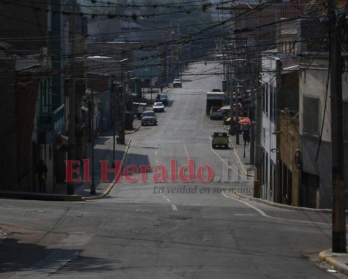 FOTOS: Capitalinos siguen en la calle en pleno toque de queda