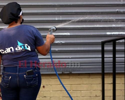 FOTOS: Desinfección y últimos preparativos para reapertura en la capital