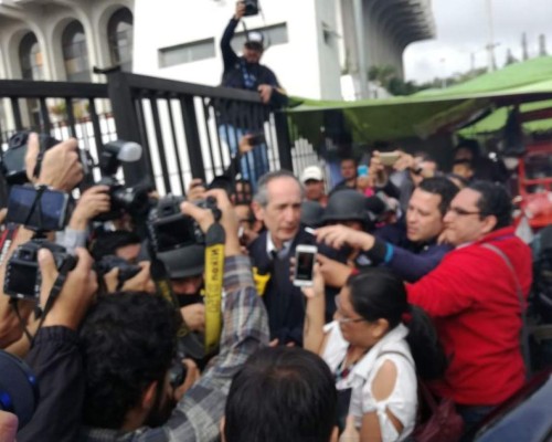 Así fue la detención y traslado del expresidente Álvaro Colom a los tribunales en Guatemala