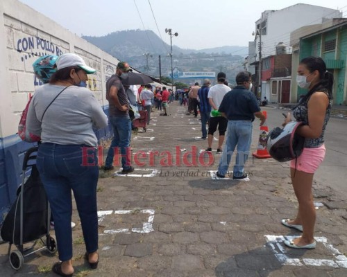 FOTOS: Entre medidas de bioseguridad abre la Feria del Agricultor en la capital