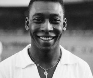 El 13 de junio de 1961, el delantero brasileño Pelé, con la camiseta del Santos, sonríe antes de jugar un partido amistoso de fútbol con su club contra el club francés de “Racing”, en Colombes, en las afueras de París.