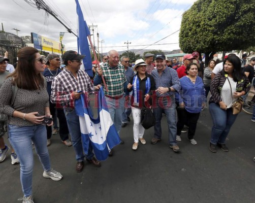 Gremios y sociedad civil marchan molestos tras cancelación de la Maccih