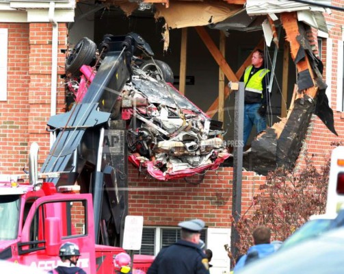 EEUU: Impactantes imágenes de accidente donde dos jóvenes murieron tras impactar su auto contra edificio