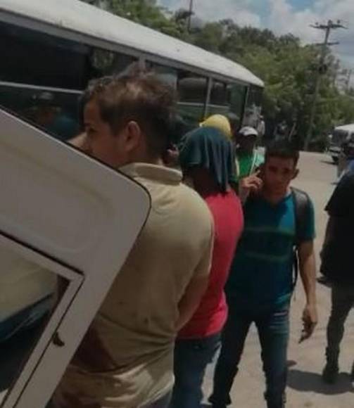 Personas atrapadas y más de 10 heridos: Fuertes imágenes del choque entre bus y rastra en Choloma