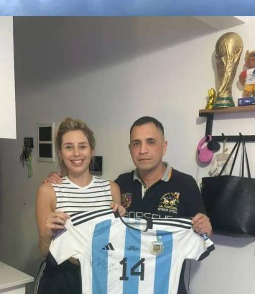 Esposa de jugador campeón del mundo vende medalla tras separarse