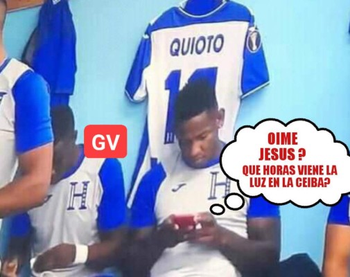 Con memes destrozan a Romell Quioto por usar el celular antes del partido ante Jamaica