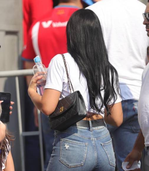 ¡Solo bellezas! Estadio Nacional se llena de lindas chicas para final de Olimpia ante Marathón