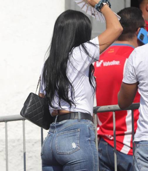 ¡Solo bellezas! Estadio Nacional se llena de lindas chicas para final de Olimpia ante Marathón