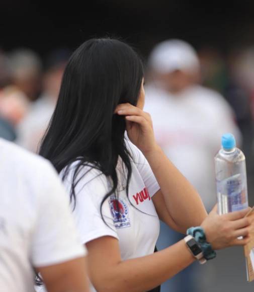 ¡Solo bellezas! Estadio Nacional se llena de lindas chicas para final de Olimpia ante Marathón