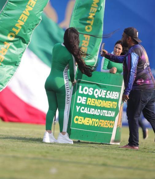 Bellas chicas, infiltrados y compañera de jugador de Marathón se roba las miradas en el clásico